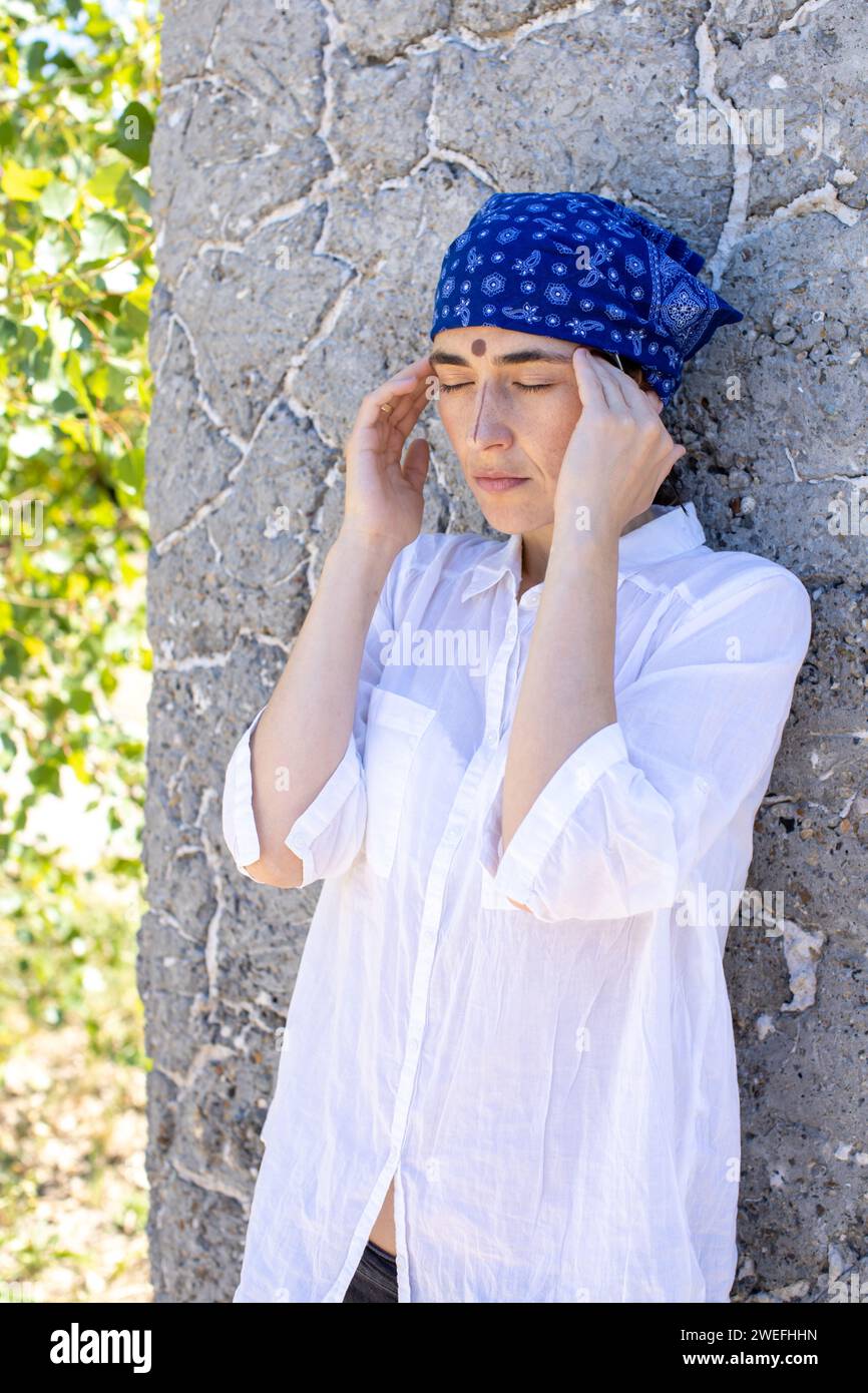 Junge Frau, die sich spirituell mit der Umgebung verbindet Stockfoto