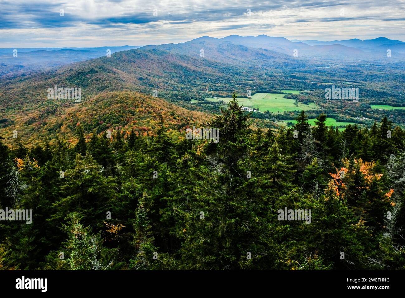 Wunderschöne Worcester Range der Green Mountains im Zentrum von Vermont, mit Blick südlich vom Elmore Mt. Feuerwehrturm. Stockfoto