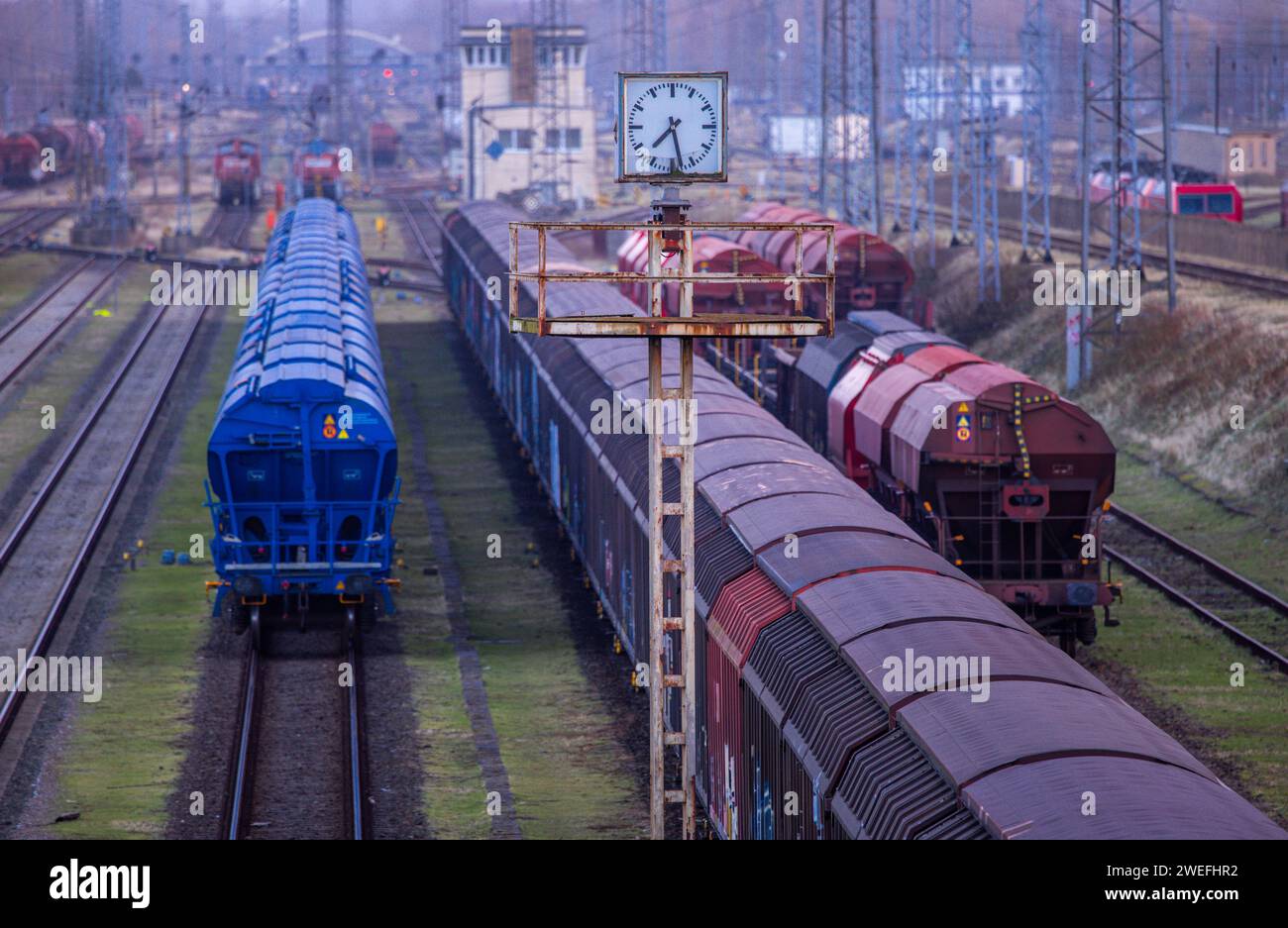 Wismar, Deutschland. Januar 2024. Güterwagen werden auf dem Rangierbahnhof am Seehafen abgestellt. Die Deutsche Zugführergewerkschaft (GDL) hat einen mehrtägigen Streik bei der Deutschen Bahn ausgerufen. Dies ist die vierte und mit Abstand längste Arbeitskampfmaßnahme im laufenden Lohnstreit bei der Deutschen Bahn. Quelle: Jens Büttner/dpa/Alamy Live News Stockfoto