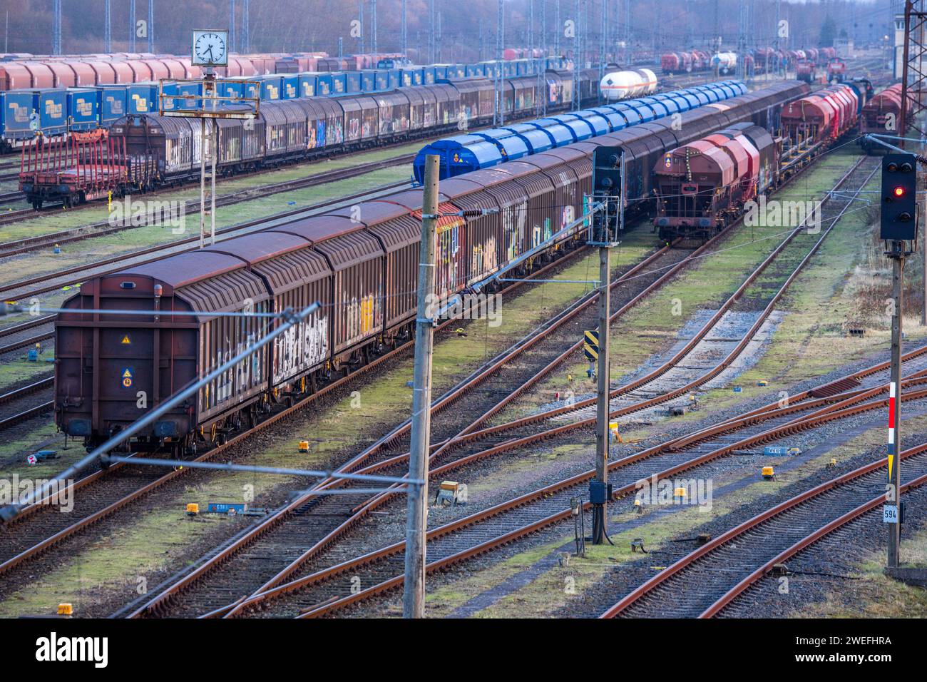 Wismar, Deutschland. Januar 2024. Güterwagen werden auf dem Rangierbahnhof am Seehafen abgestellt. Die Deutsche Zugführergewerkschaft (GDL) hat einen mehrtägigen Streik bei der Deutschen Bahn ausgerufen. Dies ist die vierte und mit Abstand längste Arbeitskampfmaßnahme im laufenden Lohnstreit bei der Deutschen Bahn. Quelle: Jens Büttner/dpa/Alamy Live News Stockfoto