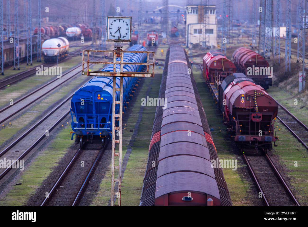 Wismar, Deutschland. Januar 2024. Güterwagen werden auf dem Rangierbahnhof am Seehafen abgestellt. Die Deutsche Zugführergewerkschaft (GDL) hat einen mehrtägigen Streik bei der Deutschen Bahn ausgerufen. Dies ist die vierte und mit Abstand längste Arbeitskampfmaßnahme im laufenden Lohnstreit bei der Deutschen Bahn. Quelle: Jens Büttner/dpa/Alamy Live News Stockfoto