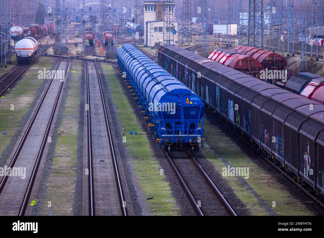 Wismar, Deutschland. Januar 2024. Güterwagen werden auf dem Rangierbahnhof am Seehafen abgestellt. Die Deutsche Zugführergewerkschaft (GDL) hat einen mehrtägigen Streik bei der Deutschen Bahn ausgerufen. Dies ist die vierte und mit Abstand längste Arbeitskampfmaßnahme im laufenden Lohnstreit bei der Deutschen Bahn. Quelle: Jens Büttner/dpa/Alamy Live News Stockfoto