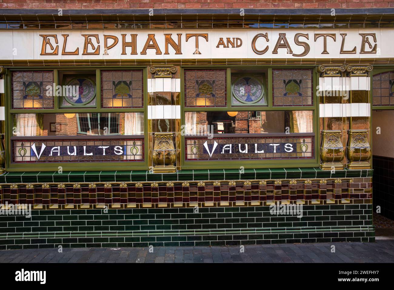 Großbritannien, England, West Midlands, Dudley, Black Country Museum, geflieste Fassade des Elephant and Castle Pub Stockfoto