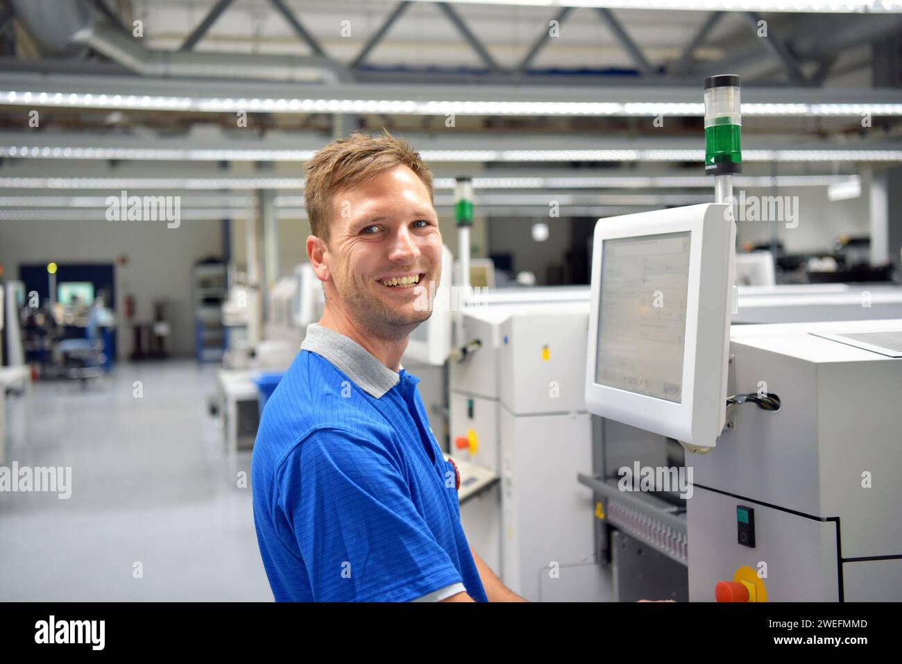 Porträt eines Arbeitnehmers in der technischen Abteilung einer Fabrik für die Produktion und den Bau der Elektronik Stockfoto