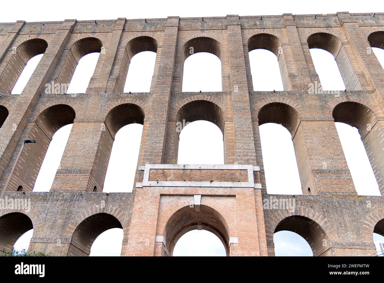 Foto im Carolino Aquädukt, Caserta, Italien, mit Blick auf das Gebäude Stockfoto