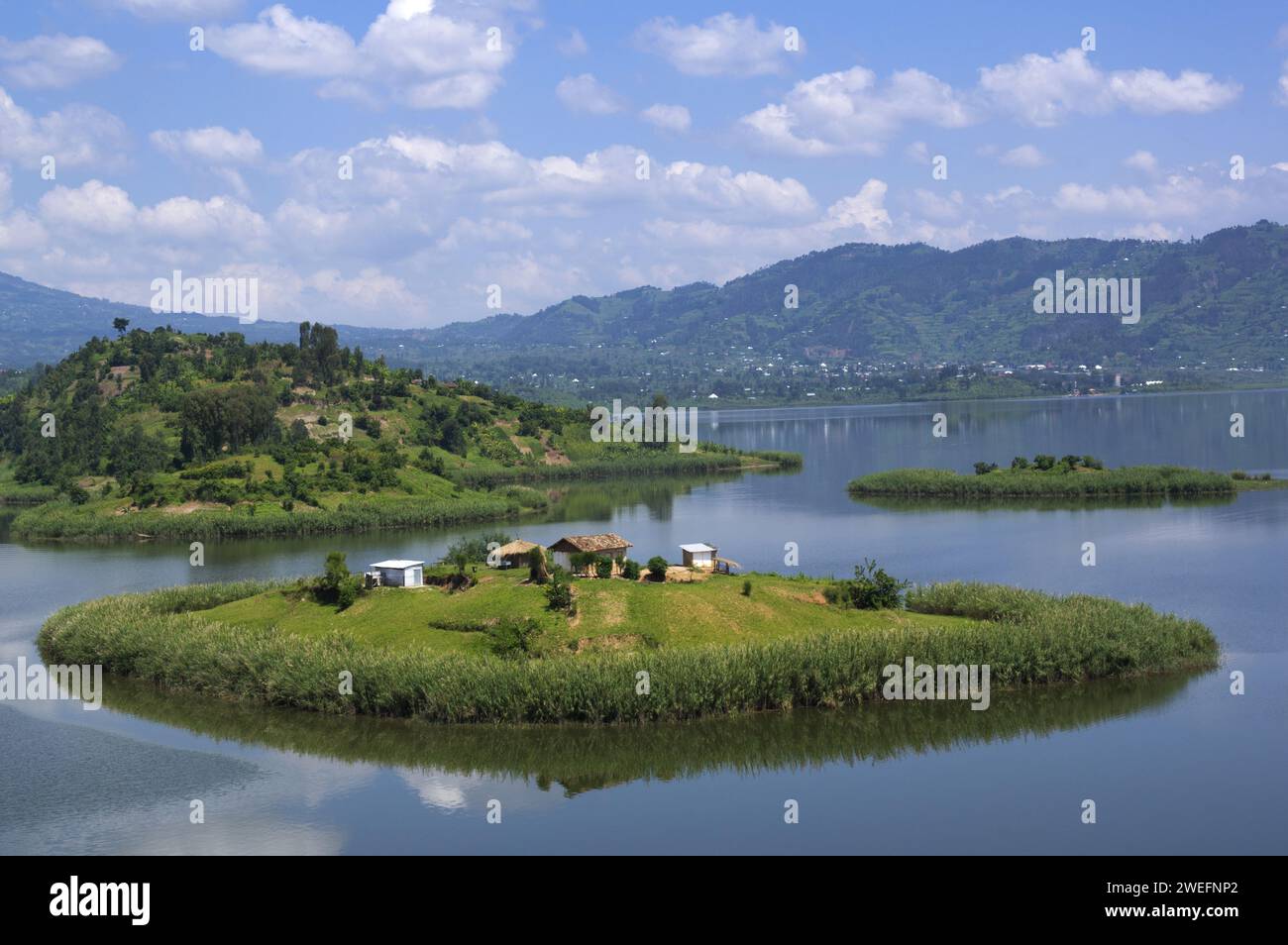 Bootsausflug in Musanze, Ruhengeri, Ruanda mit lebhaften grünen Inseln in der Nähe des Vulkanparks in Ruanda Stockfoto