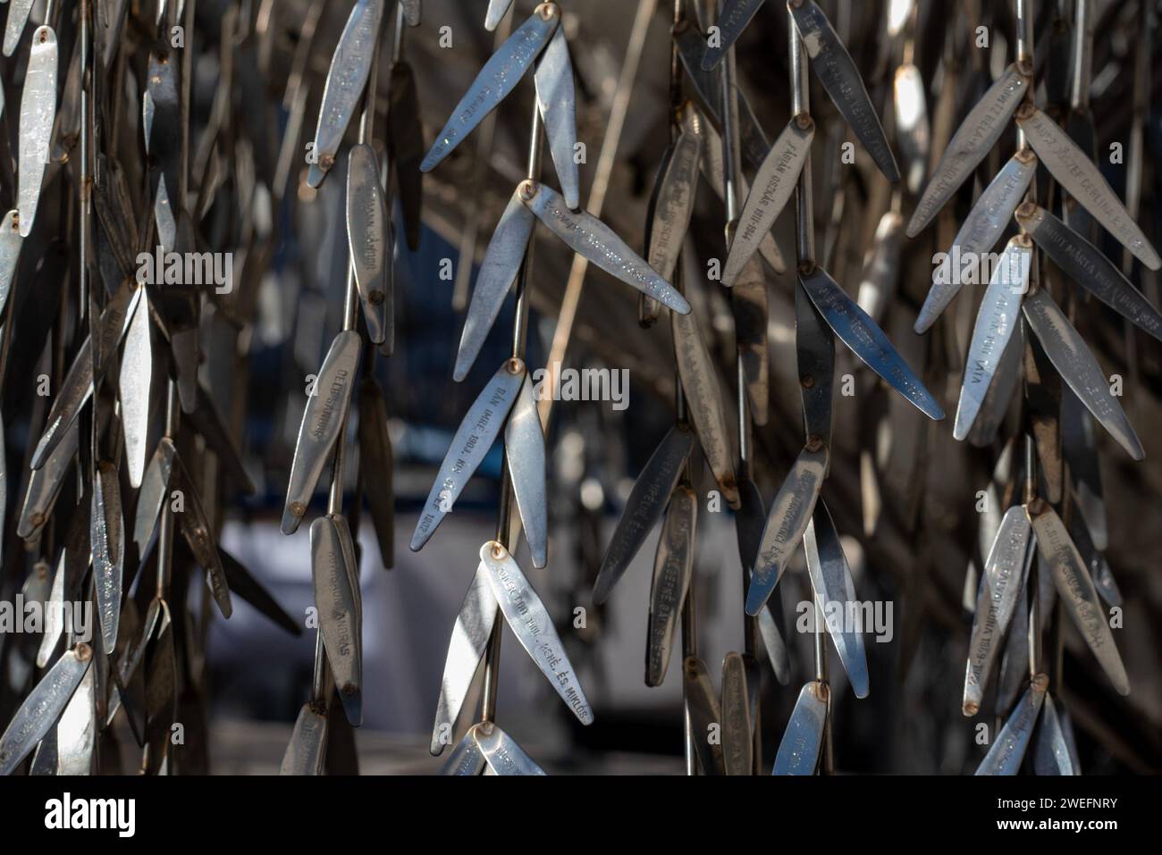 Budapest, Ungarn. Januar 2024. Die Namen der Opfer sind auf den Blättern des Trauerweiden-Skulpturenbaums in der Dohany Street Synagoge eingegrabt. Holocaust Tree of Life Memorial es symbolisiert eine Trauerweide und steht im Hinterhof der Dohany Street Synagoge in Budapest, Ungarn. Die Skulptur wurde 1990 von Imre Varga für die Erinnerung an die 600000 ungarischen Juden geschaffen, die während des Zweiten Weltkriegs von den Nazis und ihren Mitstreitern getötet wurden. (Credit Image: © Krisztian Elek/SOPA Images via ZUMA Press Wire) NUR REDAKTIONELLE VERWENDUNG! Nicht für kommerzielle ZWECKE! Stockfoto