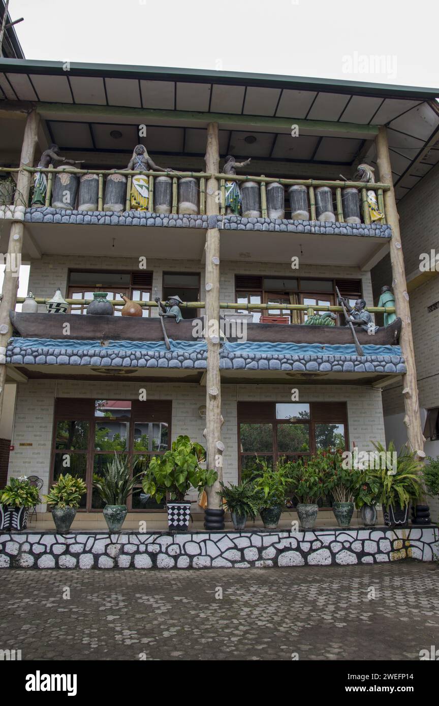 Das Dian Fossey Hotel in Gisenyi Ruanda bietet unverwechselbare Skulpturen von Tieren und traditionelles ruandisches Leben im Innenhof und Balkon Stockfoto