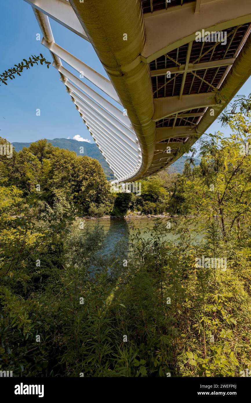 Abstrakte Vision einer Schweizer Fußgängerbrücke. Sonniger Tag von unten gesehen. Stockfoto
