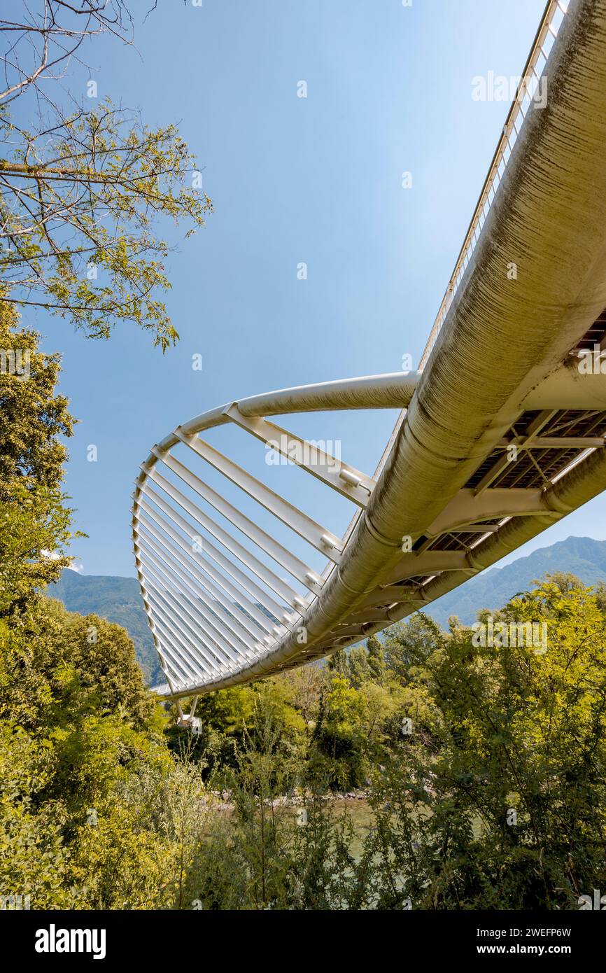 Abstrakte Vision einer Schweizer Fußgängerbrücke. Sonniger Tag von unten gesehen. Stockfoto