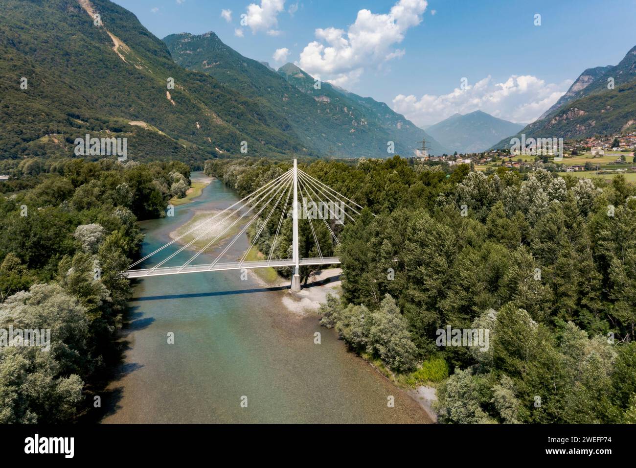 Fußgängerbrücke mitten im Wald, wunderschöne Architektur und ein großartiges Ingenieurstudium. Das Objekt befindet sich in der Schweiz Stockfoto