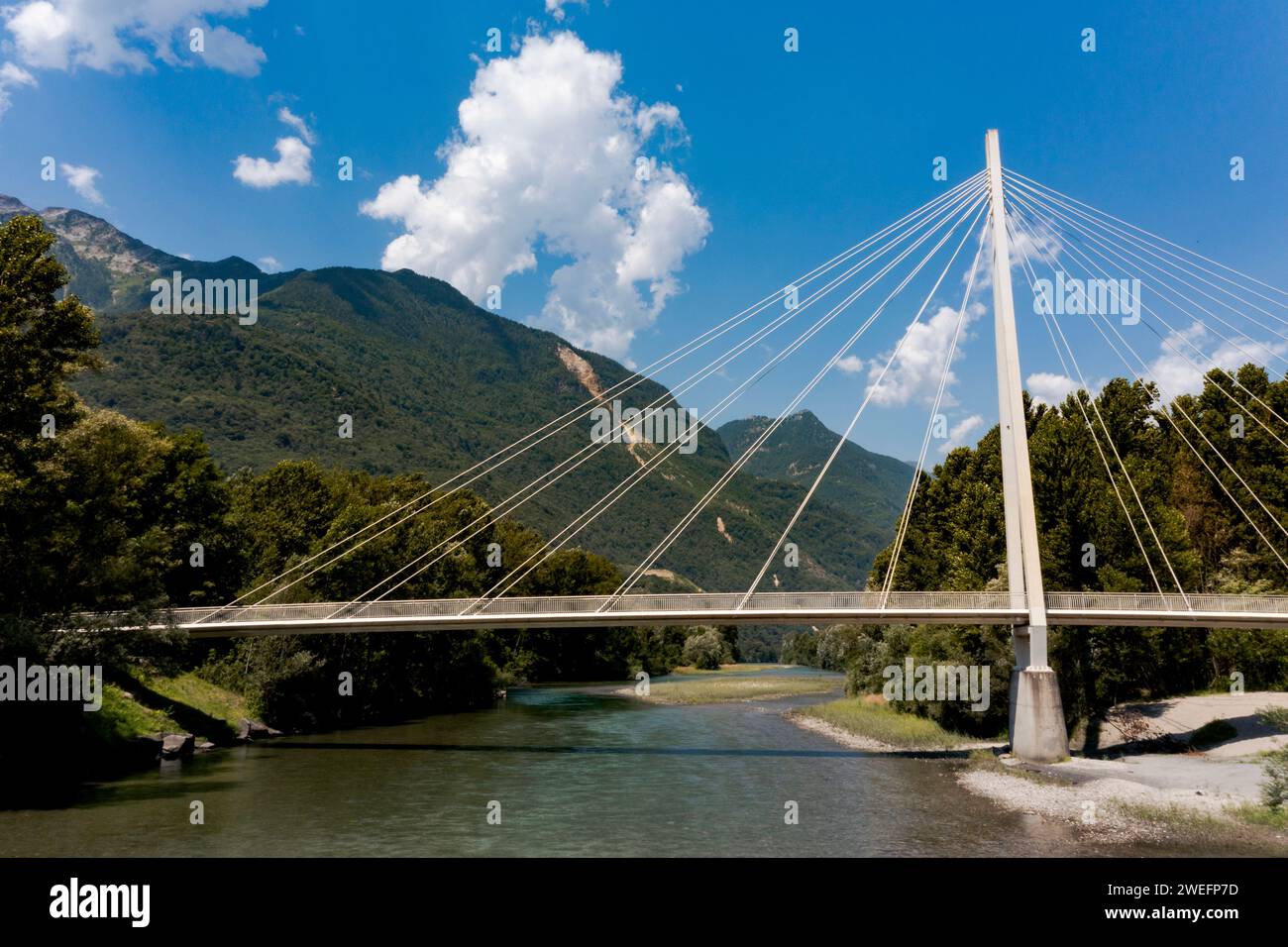 Fußgängerbrücke mitten im Wald, wunderschöne Architektur. Unten sehen Sie den Fluss Tessin. Eindrucksvolle ruhige Landschaft typisch für Südschwitz Stockfoto