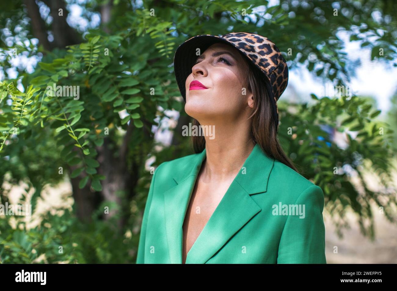 Eine junge Frau genießt die Natur in Grün gekleidet Stockfoto