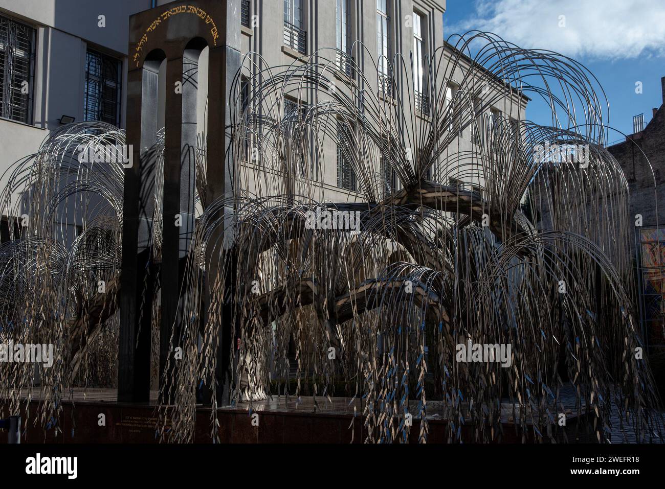 25. Januar 2024, Budapest, Ungarn: Lebensgroße Trauerweidenskulptur mit den Namen der Opfer im Hinterhof der Synagoge. Holocaust Tree of Life Memorial es symbolisiert eine Trauerweide und steht im Hinterhof der Dohany Street Synagoge in Budapest, Ungarn. Die Skulptur wurde 1990 von Imre Varga für die Erinnerung an die 600000 ungarischen Juden geschaffen, die während des Zweiten Weltkriegs von den Nazis und ihren Mitstreitern getötet wurden. (Credit Image: © Krisztian Elek/SOPA Images via ZUMA Press Wire) NUR REDAKTIONELLE VERWENDUNG! Nicht für kommerzielle ZWECKE! Stockfoto