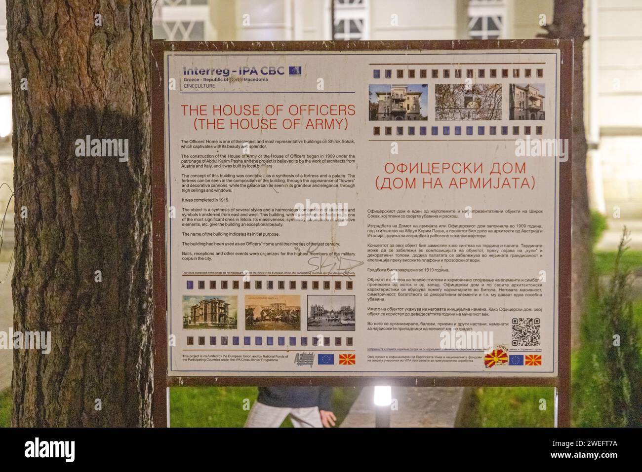 Bitola, Nordmazedonien - 22. Oktober 2023: Haus der Offiziere Armee Stadtzentrum Kulturzentrum Schild Information Board. Stockfoto