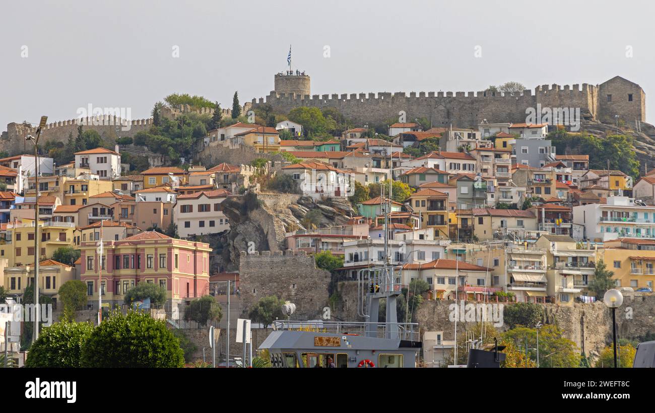 Kavala, Griechenland - 22. Oktober 2023: Alte Ruinen Festung Historisches Wahrzeichen am Top of Hill FallDay. Stockfoto