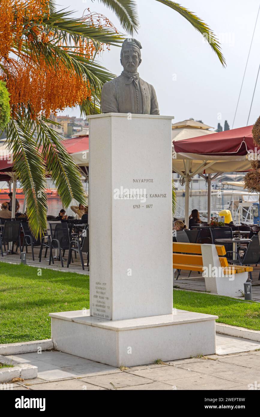 Kavala, Griechenland - 22. Oktober 2023: Bronzebüste von Admiral Konstantinos Kanaris an der Port Promenade. Stockfoto