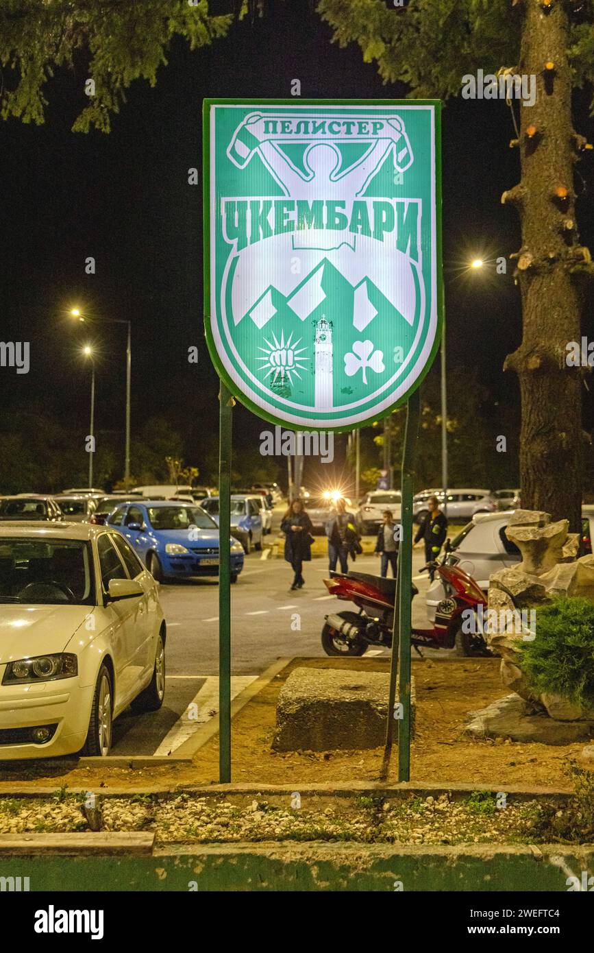 Bitola, Nordmakedonien - 22. Oktober 2023: Anhänger des Fußballclubs Ultras Group von Pelister Ckembari beleuchtetes Schild vor dem Stadion. Stockfoto