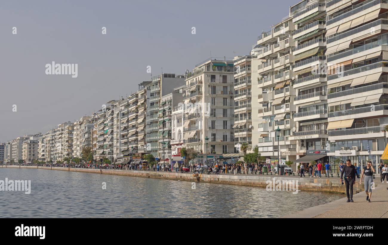Thessaloniki, Griechenland - 22. Oktober 2023: Menschen gehen an der Nikis Avenue Promenade Waterfront sonniger Herbstsonntag in der Stadt. Stockfoto