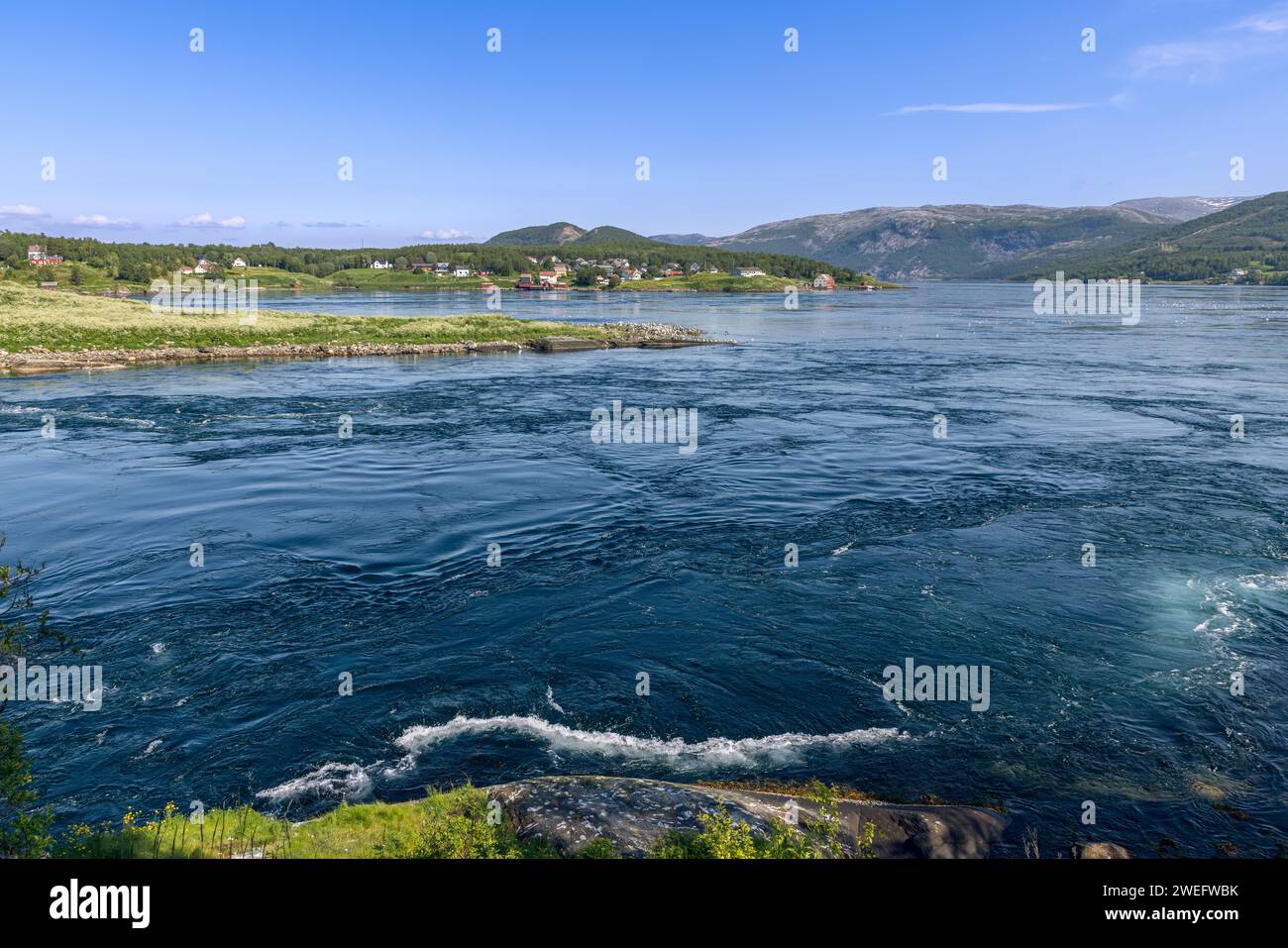 Die Saltstraumen Current ist eine Symphonie aus Farben und Bewegung, die durch ihre leuchtenden Blau- und Weißtöne ein atemberaubendes natürliches Mosaik schafft Stockfoto