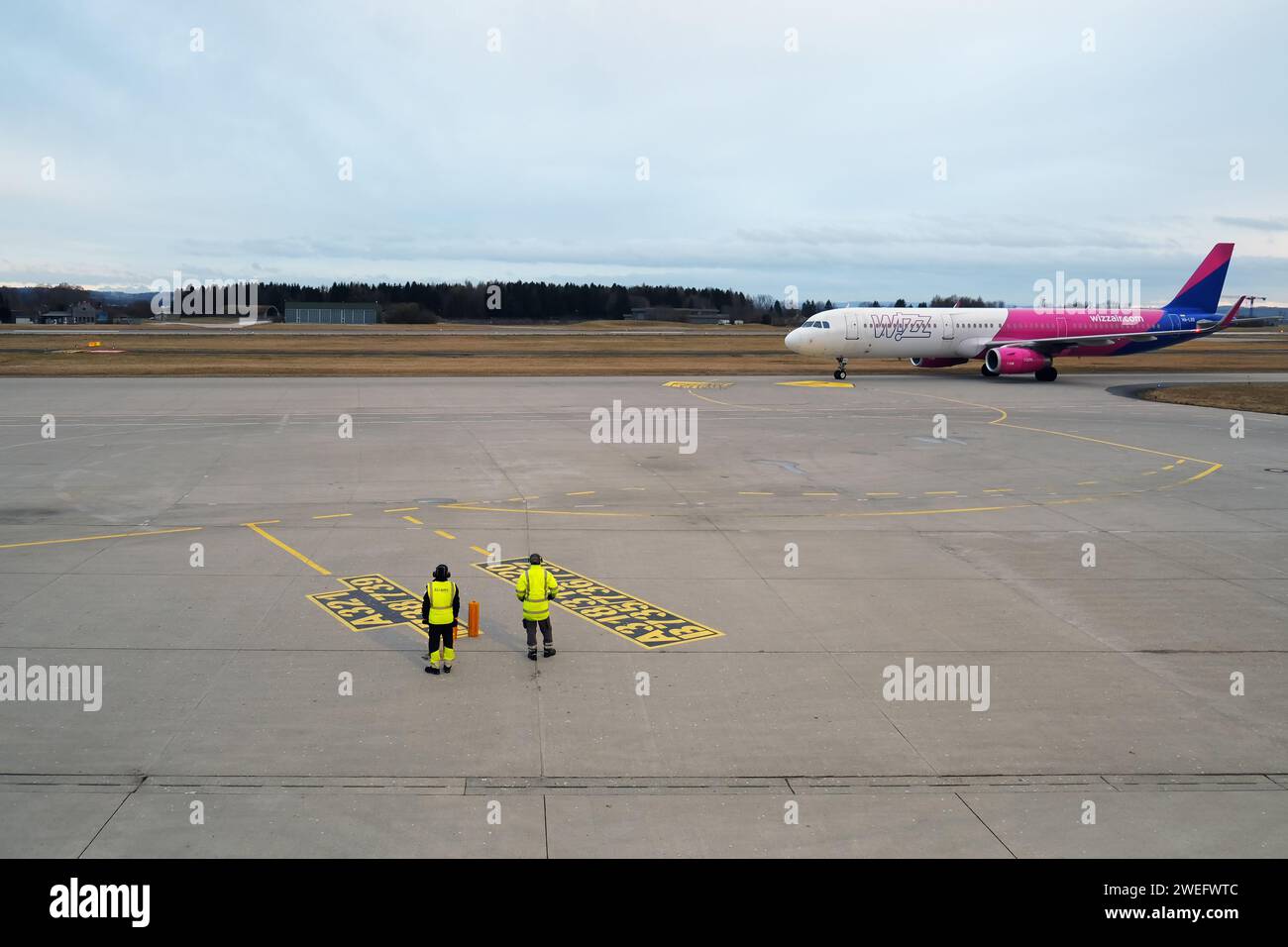 Memmingen, München, Deutschland - 23. Januar 2024. Ankunfts- und Abflugbereich auf der Landebahn am Flughafen Memmingen bei München. Stockfoto