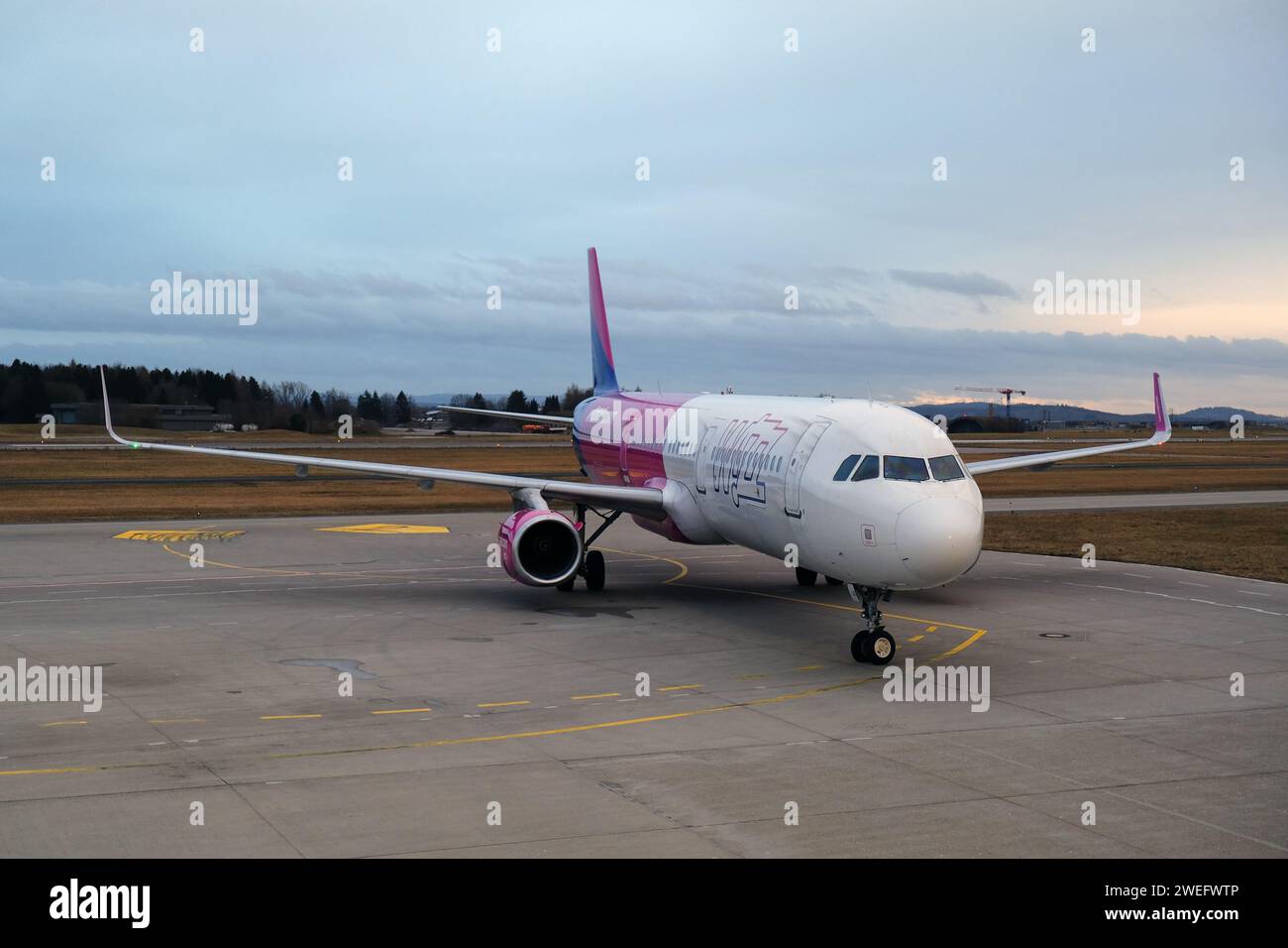 Memmingen, München, Deutschland - 23. Januar 2024. Ankunfts- und Abflugbereich auf der Landebahn am Flughafen Memmingen bei München. Stockfoto