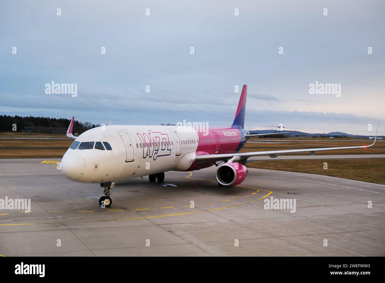 Memmingen, München, Deutschland - 23. Januar 2024. Ankunfts- und Abflugbereich auf der Landebahn am Flughafen Memmingen bei München. Stockfoto