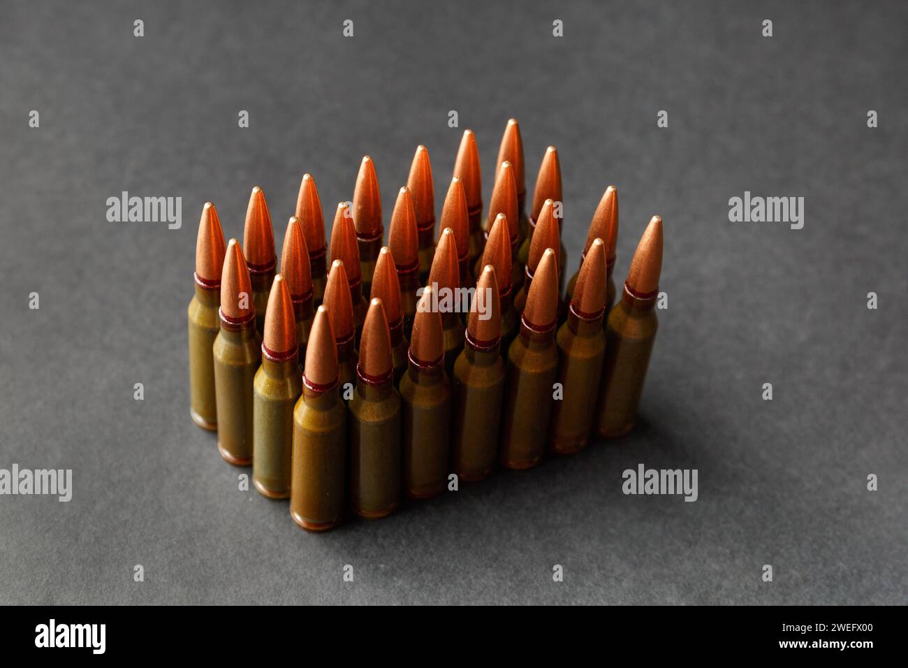 Munition, Kugeln, lebende Munition für Schusswaffen auf schwarzem Hintergrund Stockfoto
