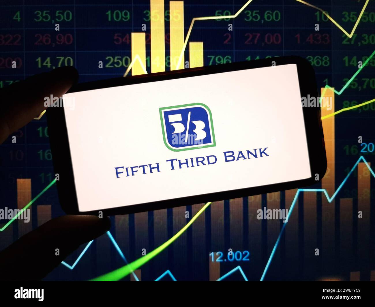 Konskie, Polen - 24. Januar 2024: Logo des Unternehmens der fünften Third Bank auf dem Bildschirm des Mobiltelefons Stockfoto Konskie, Polen - 24. Januar 2024: Logo des Unternehmens der fünften Third Bank auf dem Bildschirm des Mobiltelefons Stockfoto