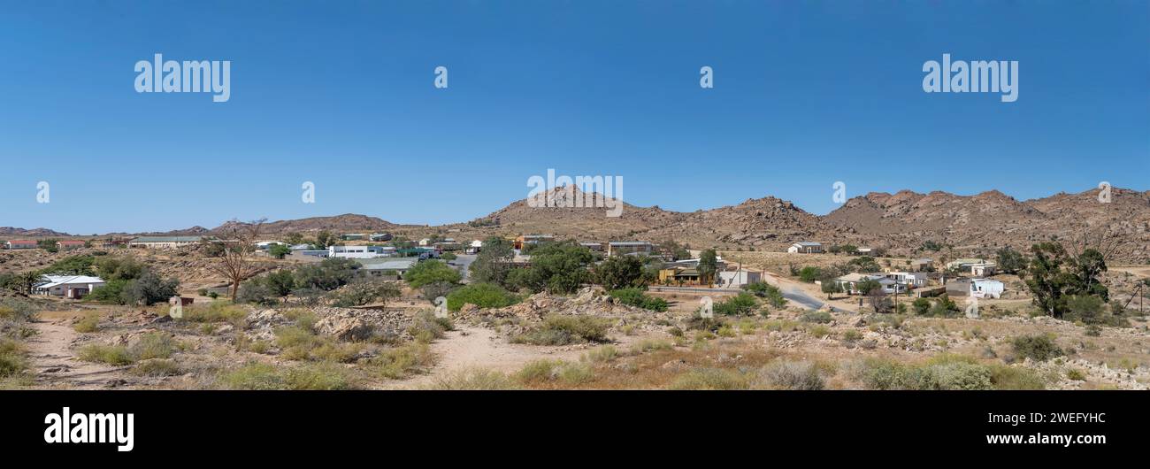 Stadtbild mit einem kleinen Wüstendorf, aufgenommen im hellen Licht des späten Frühlings in aus, Namibia, Afrika Stockfoto