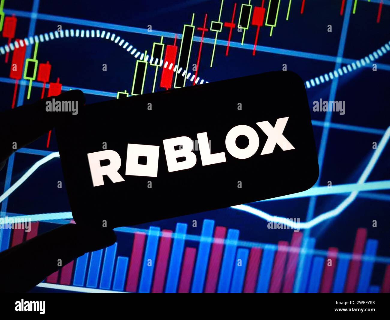 Konskie, Polen – 24. Januar 2024: Das Firmenlogo von Roblox wird auf dem Bildschirm des Mobiltelefons angezeigt Stockfoto