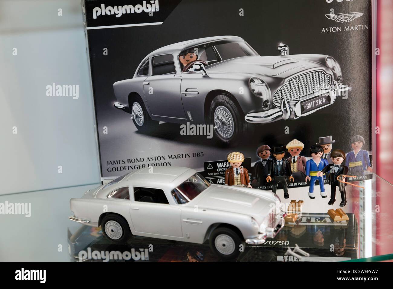 Playmobile James Bond Aston Martin DB5 und Actionfiguren, ausgestellt auf der Toy Fair 2024 in Olympia, London Stockfoto