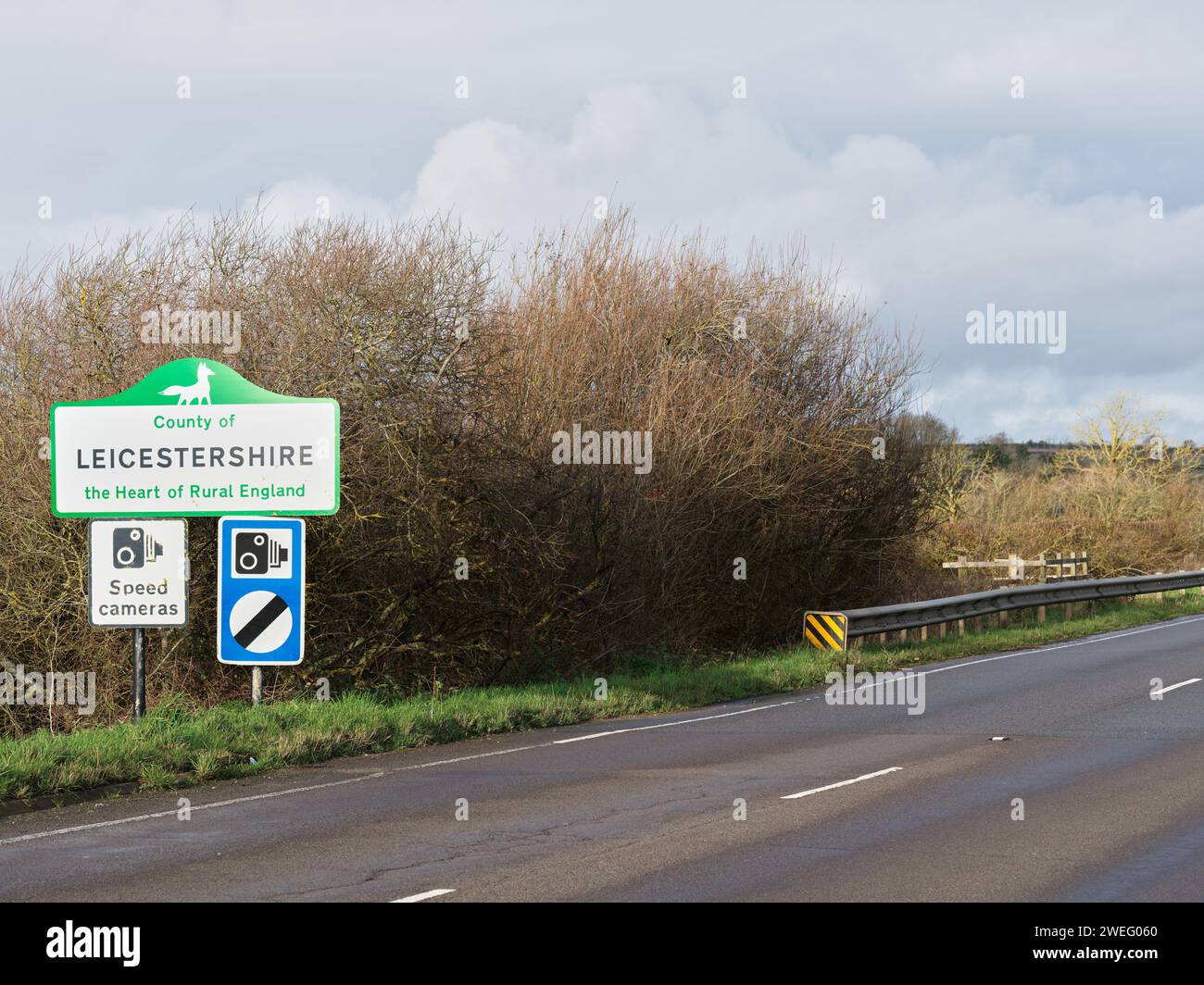 An einem Wintertag auf der Caldecott/Rockingham Road über den Fluss Welland, England. Stockfoto