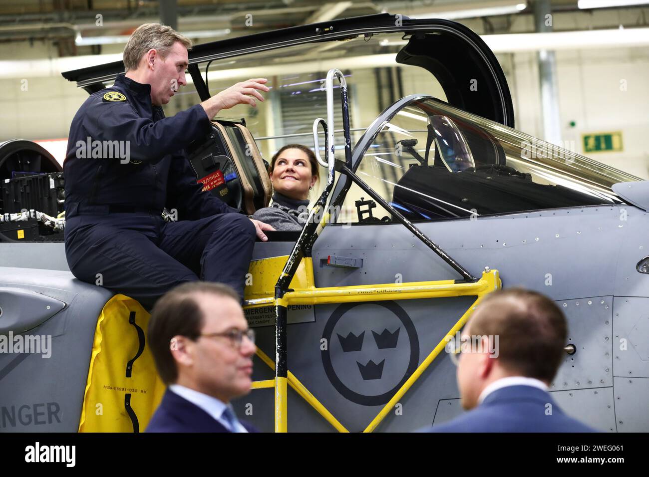 Die schwedische Kronprinzessin Victoria und Prinz Daniel besuchen am Donnerstag das Luft- und Raumfahrtunternehmen Saab in Linköping, Schweden. Im Bild: Hier mit Mikael Olsson aus Saab. Stockfoto
