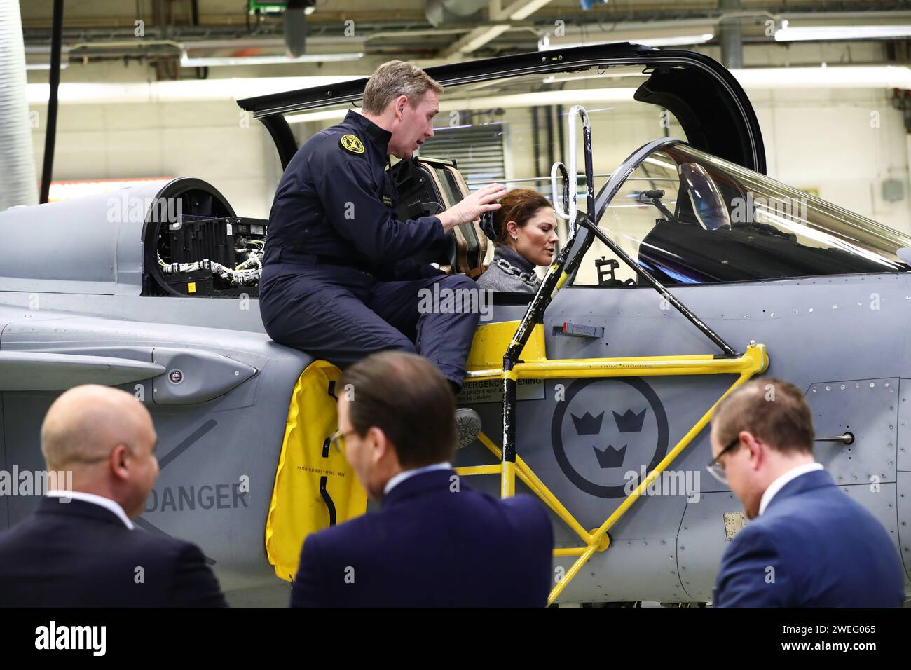 Die schwedische Kronprinzessin Victoria und Prinz Daniel besuchen am Donnerstag das Luft- und Raumfahrtunternehmen Saab in Linköping, Schweden. Im Bild: Hier mit Mikael Olsson aus Saab. Stockfoto