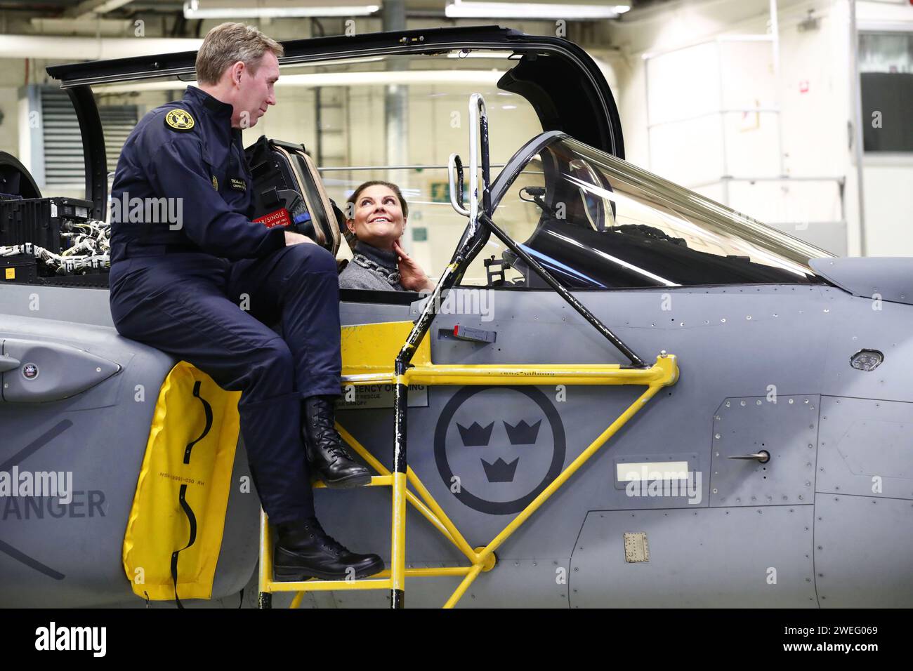 Die schwedische Kronprinzessin Victoria und Prinz Daniel besuchen am Donnerstag das Luft- und Raumfahrtunternehmen Saab in Linköping, Schweden. Im Bild: Hier mit Mikael Olsson aus Saab. Stockfoto