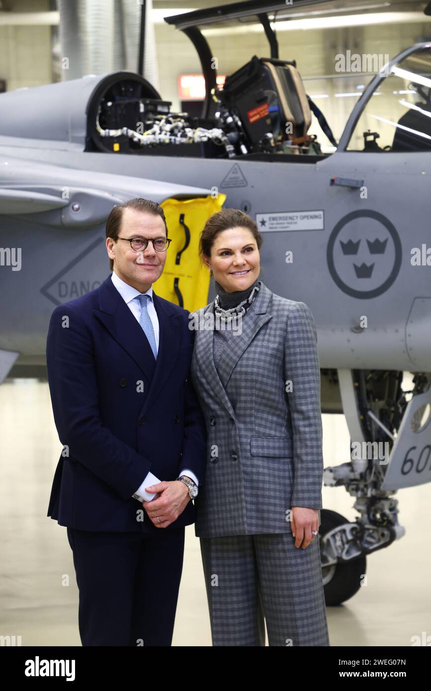 Die schwedische Kronprinzessin Victoria und Prinz Daniel besuchen am Donnerstag das Luft- und Raumfahrtunternehmen Saab in Linköping, Schweden. Stockfoto