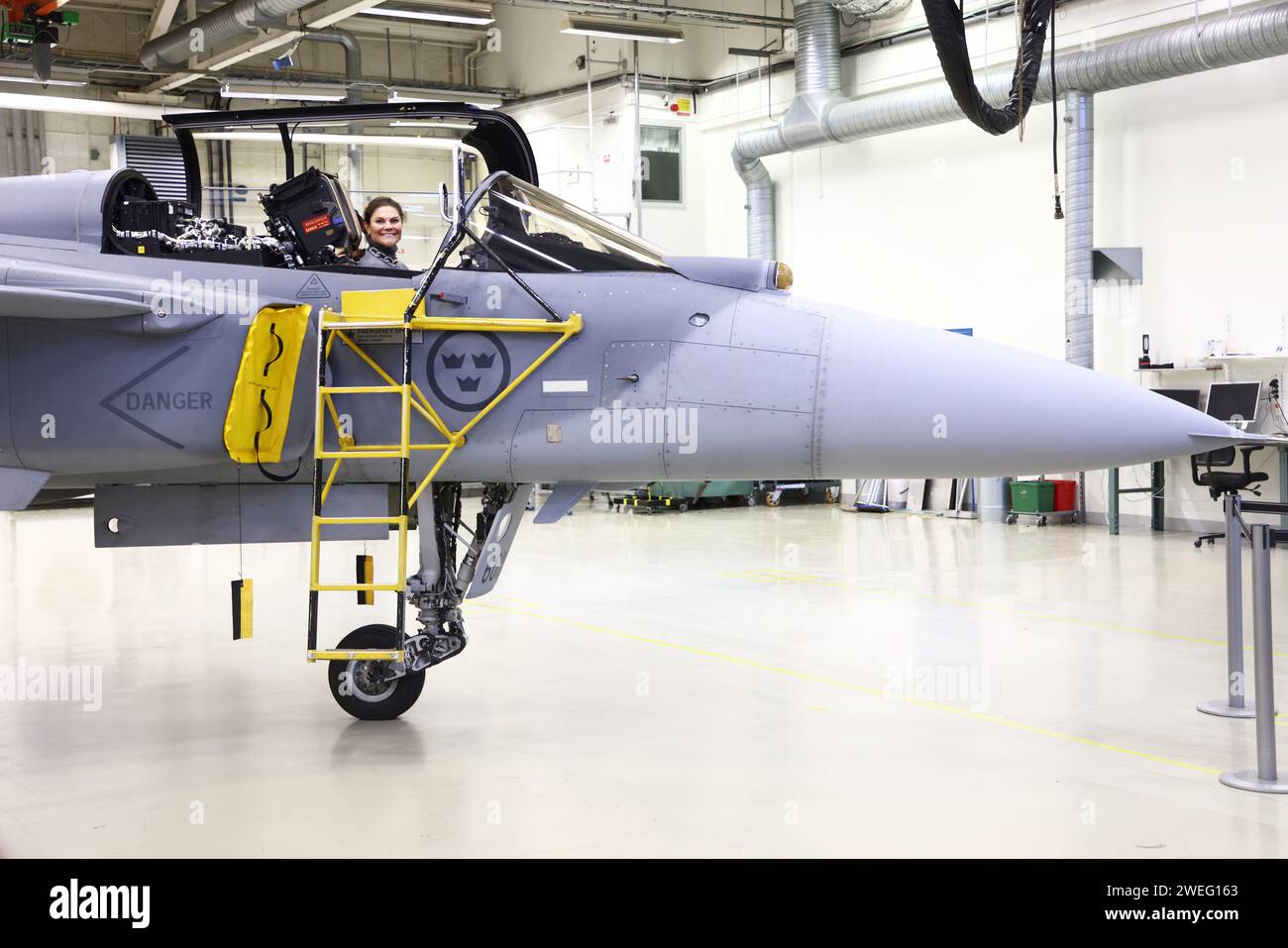 Linköping, Schweden. Januar 2024. Die schwedische Kronprinzessin Victoria und Prinz Daniel besuchen am Donnerstag das Luft- und Raumfahrtunternehmen Saab in Linköping, Schweden. Quelle: Jeppe Gustafsson/Alamy Live News Stockfoto