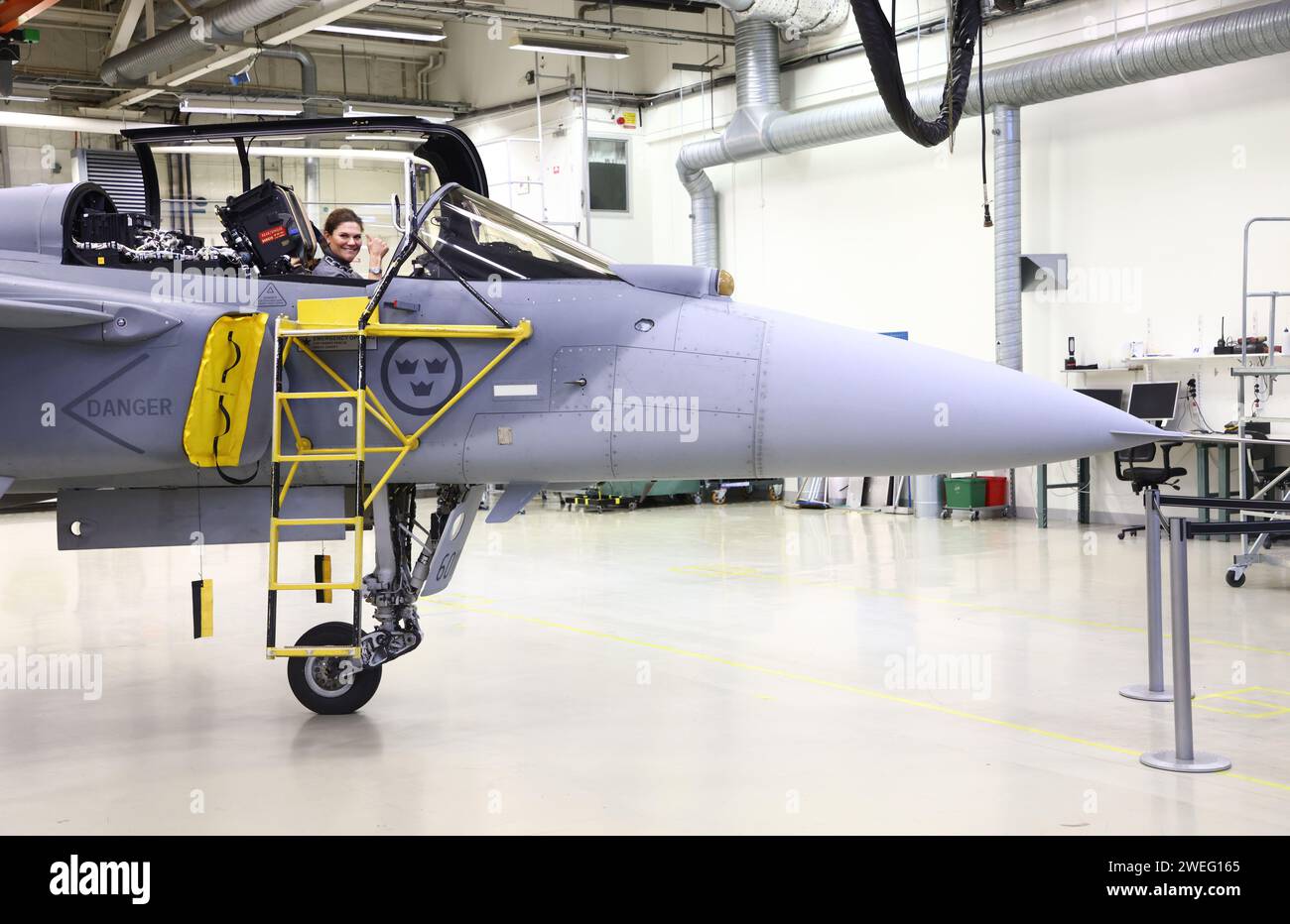 Linköping, Schweden. Januar 2024. Die schwedische Kronprinzessin Victoria und Prinz Daniel besuchen am Donnerstag das Luft- und Raumfahrtunternehmen Saab in Linköping, Schweden. Quelle: Jeppe Gustafsson/Alamy Live News Stockfoto