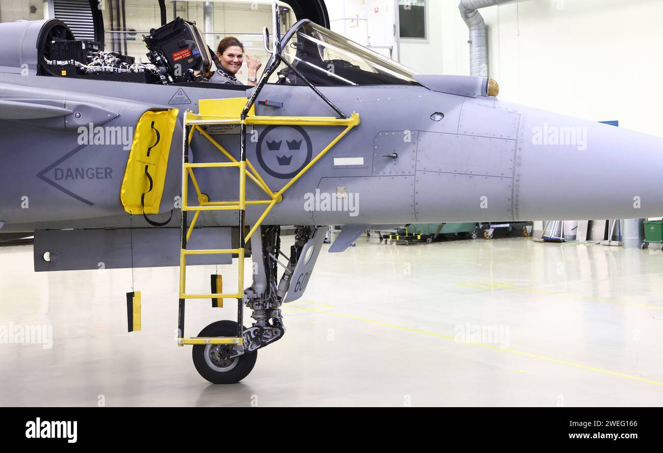 Linköping, Schweden. Januar 2024. Die schwedische Kronprinzessin Victoria und Prinz Daniel besuchen am Donnerstag das Luft- und Raumfahrtunternehmen Saab in Linköping, Schweden. Quelle: Jeppe Gustafsson/Alamy Live News Stockfoto