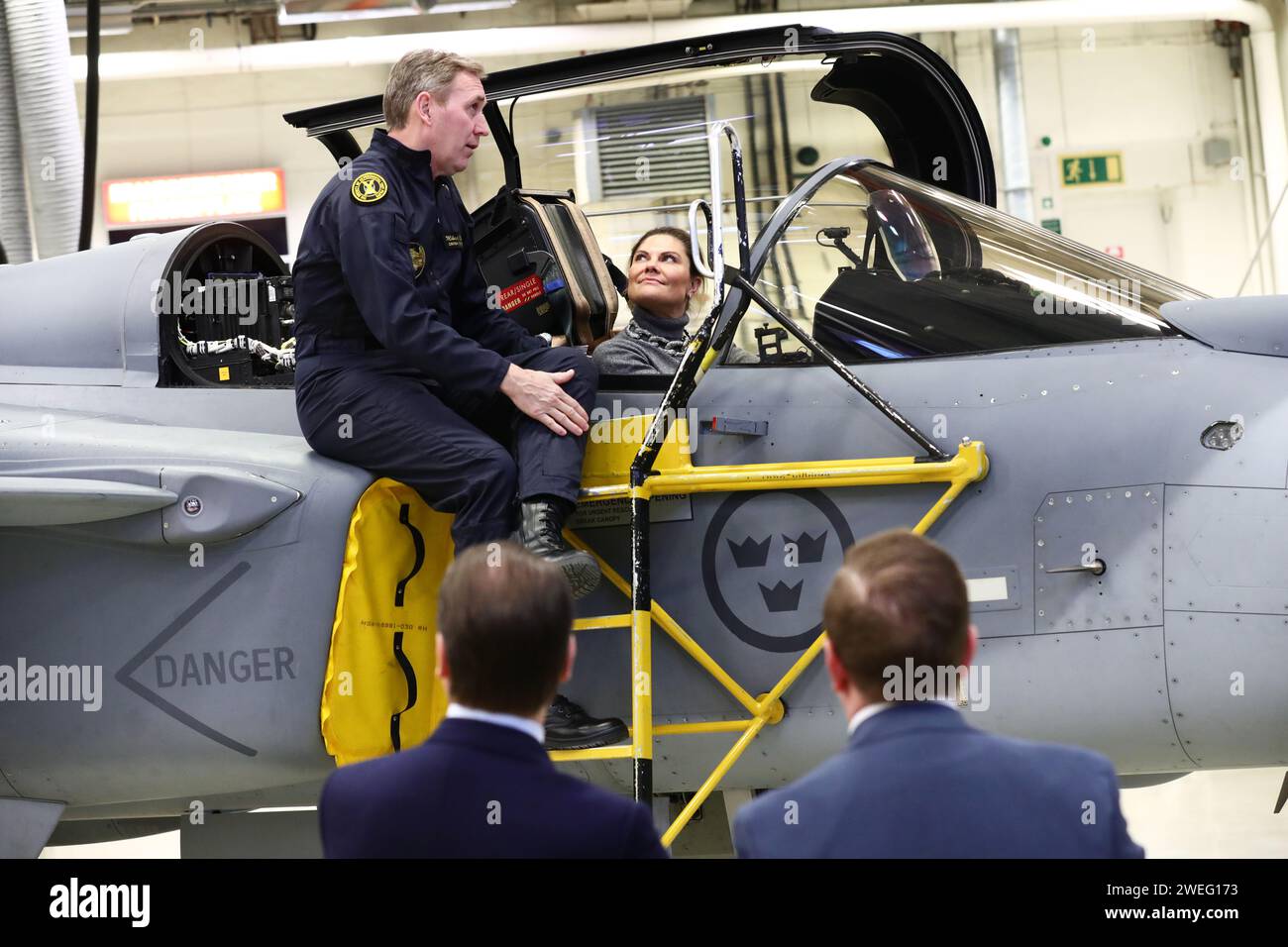 Linköping, Schweden. Januar 2024. Die schwedische Kronprinzessin Victoria und Prinz Daniel besuchen am Donnerstag das Luft- und Raumfahrtunternehmen Saab in Linköping, Schweden. Quelle: Jeppe Gustafsson/Alamy Live News Stockfoto