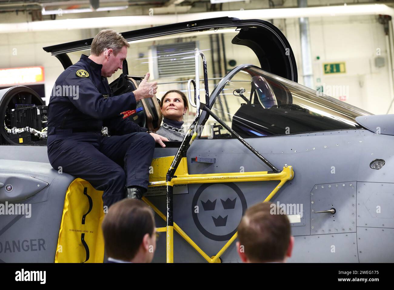 Linköping, Schweden. Januar 2024. Die schwedische Kronprinzessin Victoria und Prinz Daniel besuchen am Donnerstag das Luft- und Raumfahrtunternehmen Saab in Linköping, Schweden. Quelle: Jeppe Gustafsson/Alamy Live News Stockfoto