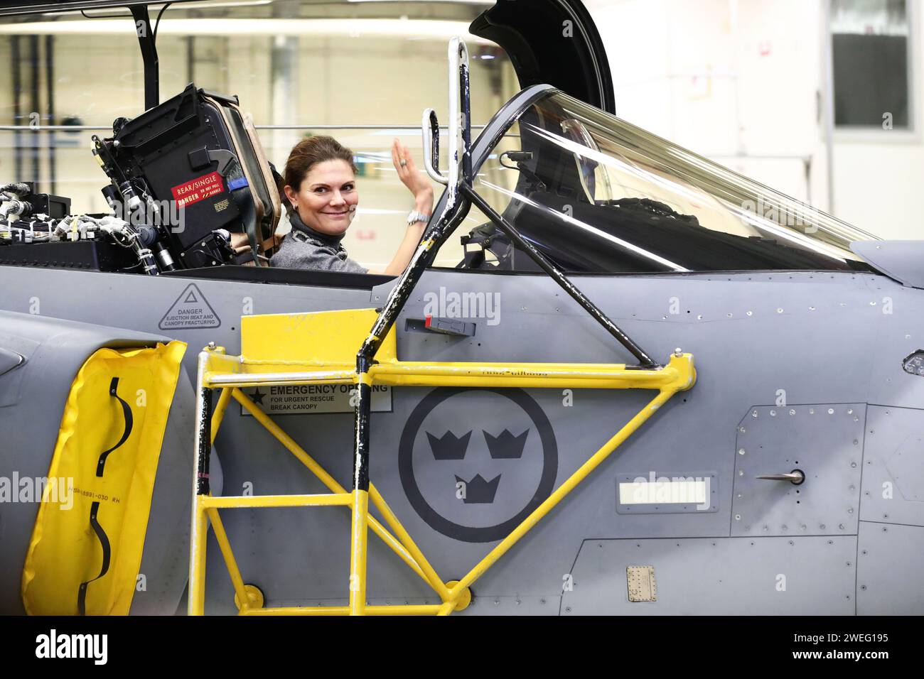 Linköping, Schweden. Januar 2024. Die schwedische Kronprinzessin Victoria und Prinz Daniel besuchen am Donnerstag das Luft- und Raumfahrtunternehmen Saab in Linköping, Schweden. Quelle: Jeppe Gustafsson/Alamy Live News Stockfoto