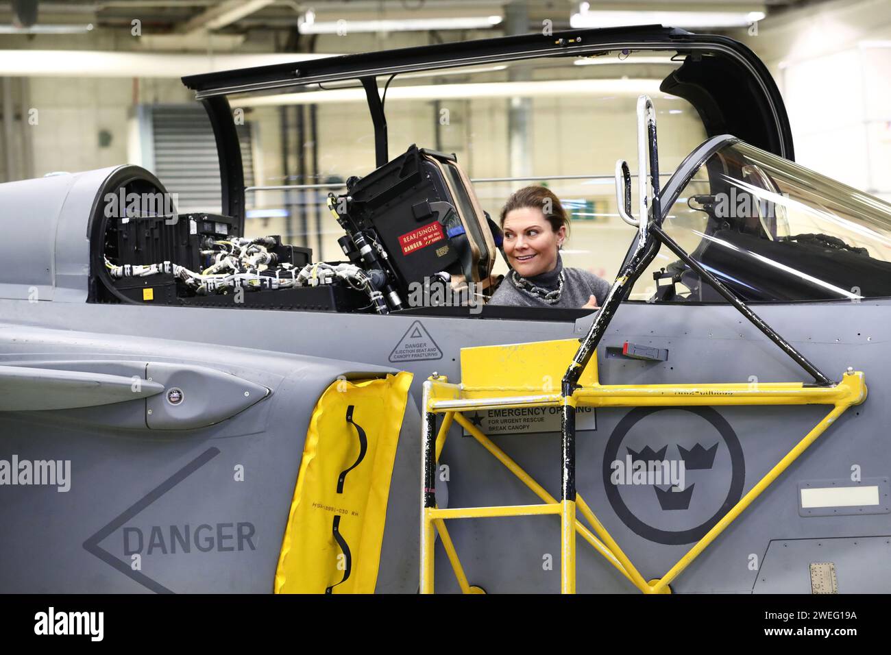 Linköping, Schweden. Januar 2024. Die schwedische Kronprinzessin Victoria und Prinz Daniel besuchen am Donnerstag das Luft- und Raumfahrtunternehmen Saab in Linköping, Schweden. Quelle: Jeppe Gustafsson/Alamy Live News Stockfoto