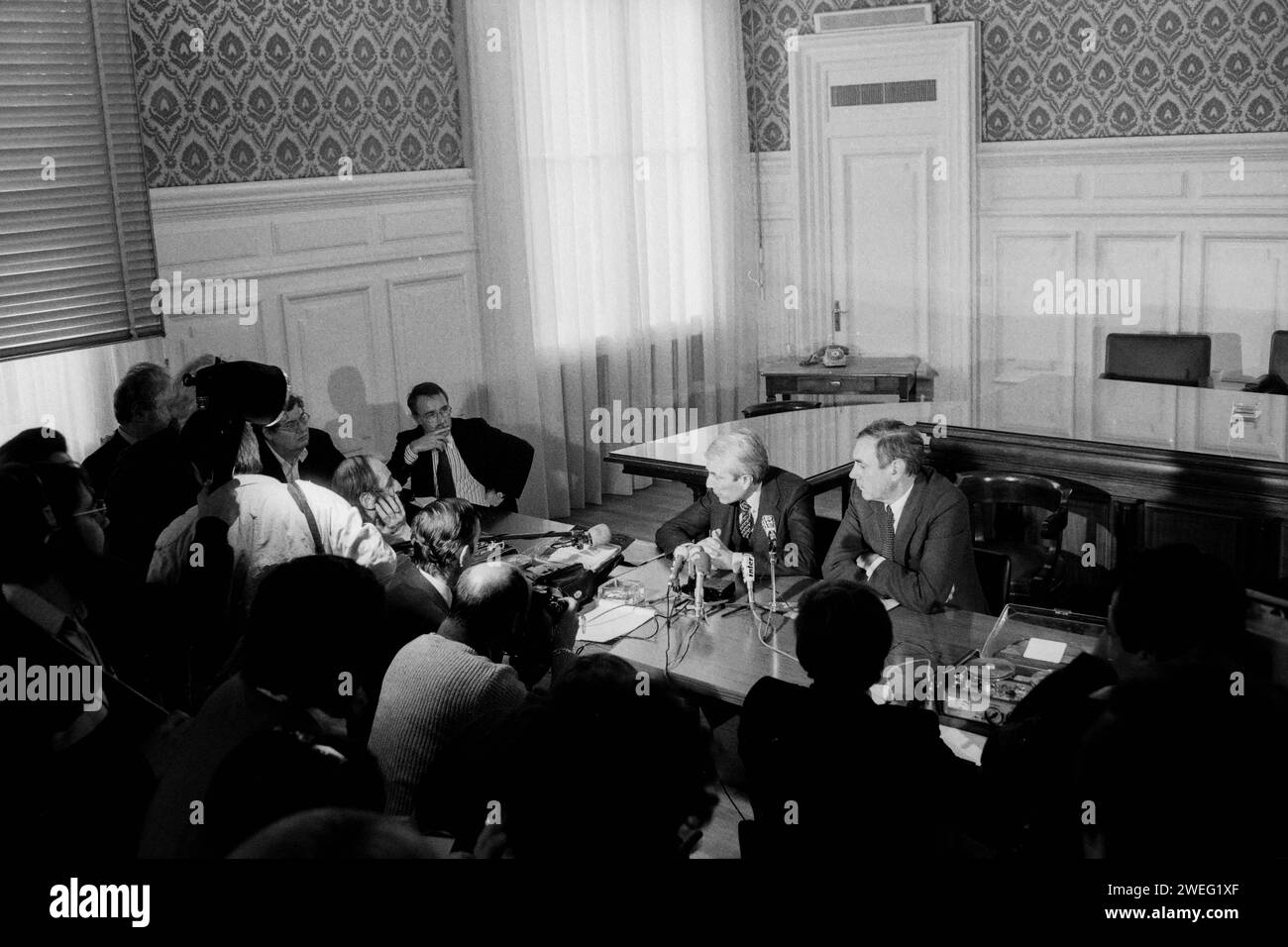 Polizeikommissar Robert Mesini und Polizeipräfekt Jean Chevance halten Pressekonferenz zu Bernard Galle Vermissten, Bernard Galle Affäre, Lyon, Rhone, Frankreich, 1980 Stockfoto