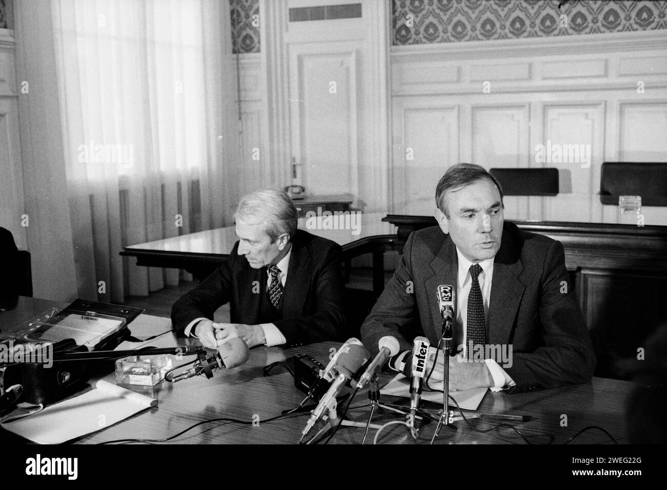 Polizeikommissar Robert Mesini und Polizeipräfekt Jean Chevance halten Pressekonferenz zu Bernard Galle Vermissten, Bernard Galle Affäre, Lyon, Rhone, Frankreich, 1980 Stockfoto