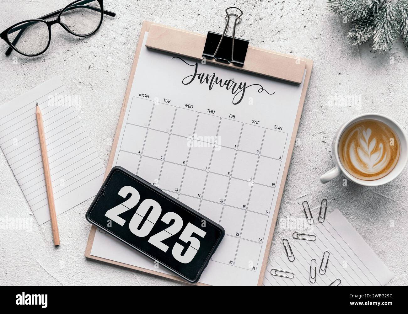 Draufsicht der Zwischenablage mit dem Kalender Januar 2025 auf der