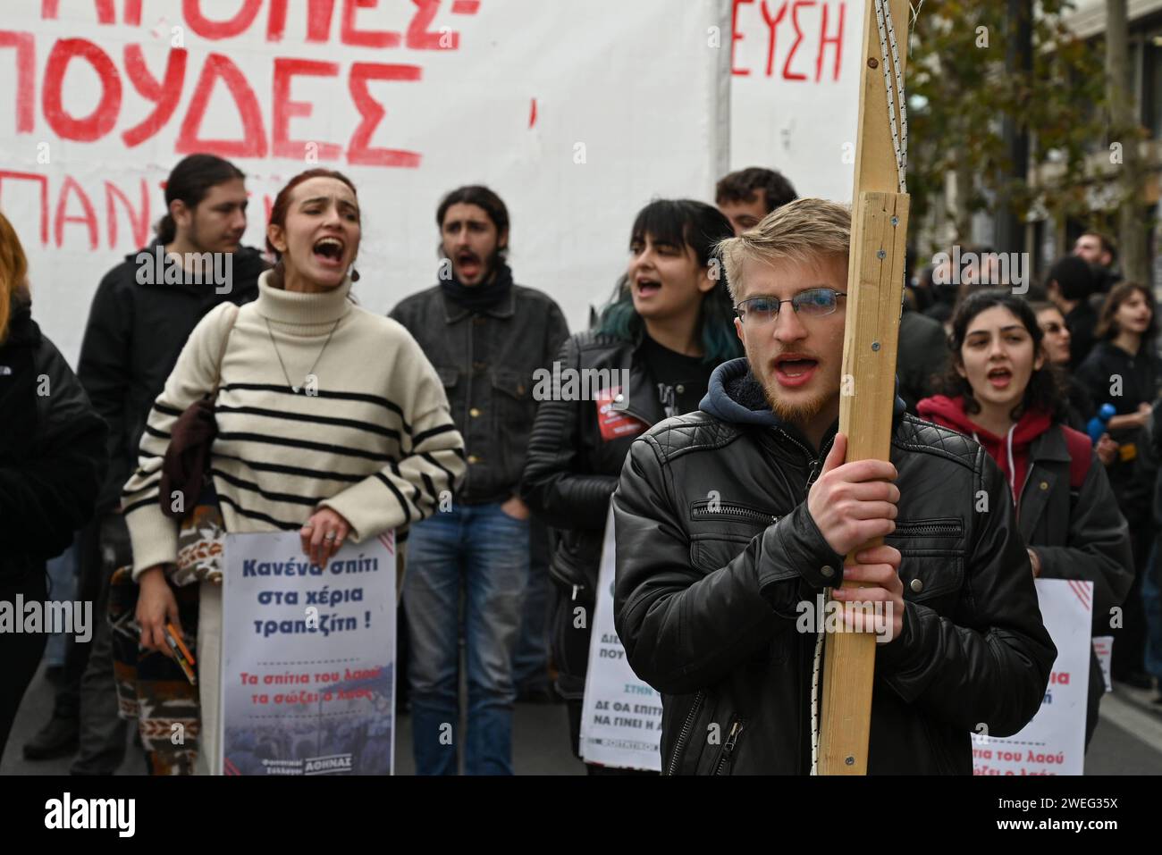 Griechische Studenten protestieren gegen Regierungspläne für private Universitäten griechische Studenten marschieren im Zentrum von Athen gegen Regierungspläne, private Universitäten im Land zu erlauben. Athen Griechenland Copyright: XNicolasxKoutsokostasxNicolasxKoutsokostasx DSC 202401250115 Stockfoto