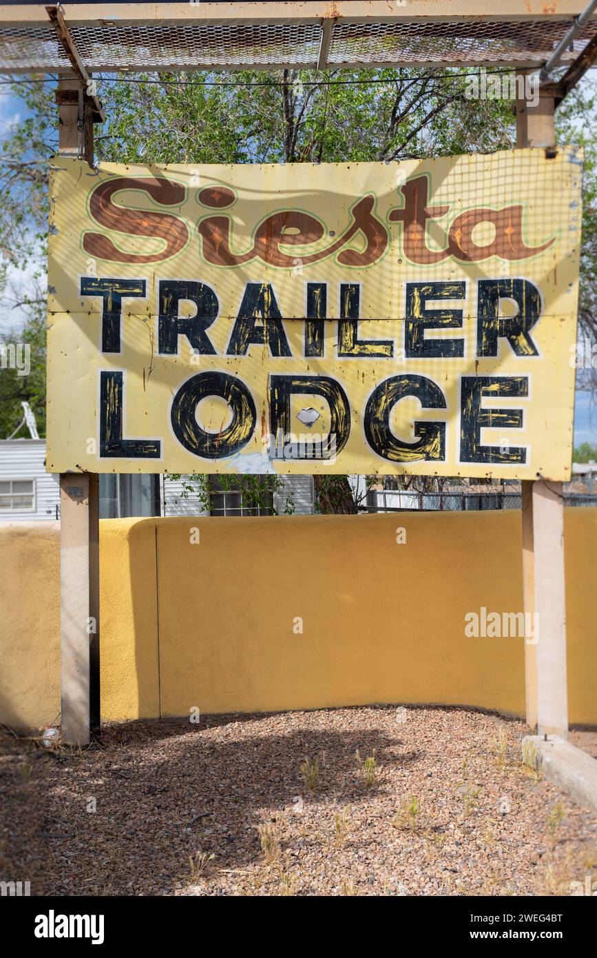 Schild für die Siesta Trailer Lodge, eine Wohnsiedlung mit niedrigem Einkommen abseits der Route 66, Albuquerque, New Mexico, USA. Stockfoto