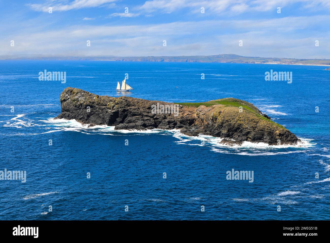 Ein Segelboot rund um Mullion Island, Mullion Cove, Lizard Peninsula, Cornwall, England, UK Stockfoto